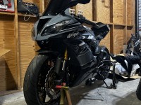 Dès le début et la fin de ma commande, Erick est resté en contact pour me tenir au courant de mes carénages et a répondu à toutes mes questions ! Mettez les carénages sur mon ZX6 15' et je ne pourrais pas être plus heureux. Le matériau, la compatibilité OEM, la couche transparente et la couleur de ces carénages étaient excellents ! 10/10 recommandé à tous ceux qui souhaitent acheter de nouveaux carénages uniques.